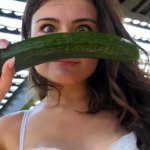 Sexy babe neukt zichzelf met komkommer