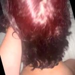 Latina gruesa de cabello rojo dando mamada y recibiendo disparos por la espalda