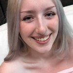 18-jarige blonde speelt met haar eerste porno