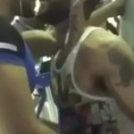 Precioso beso gay en el gimnasio entre dos indios