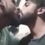 Beso gay caliente entre dos indios calientes